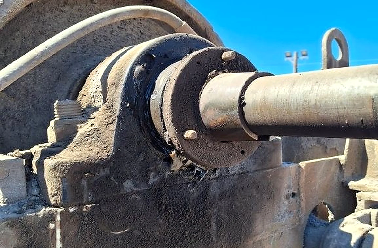 Componente mecánico de equipo transportador inspeccionado en terreno