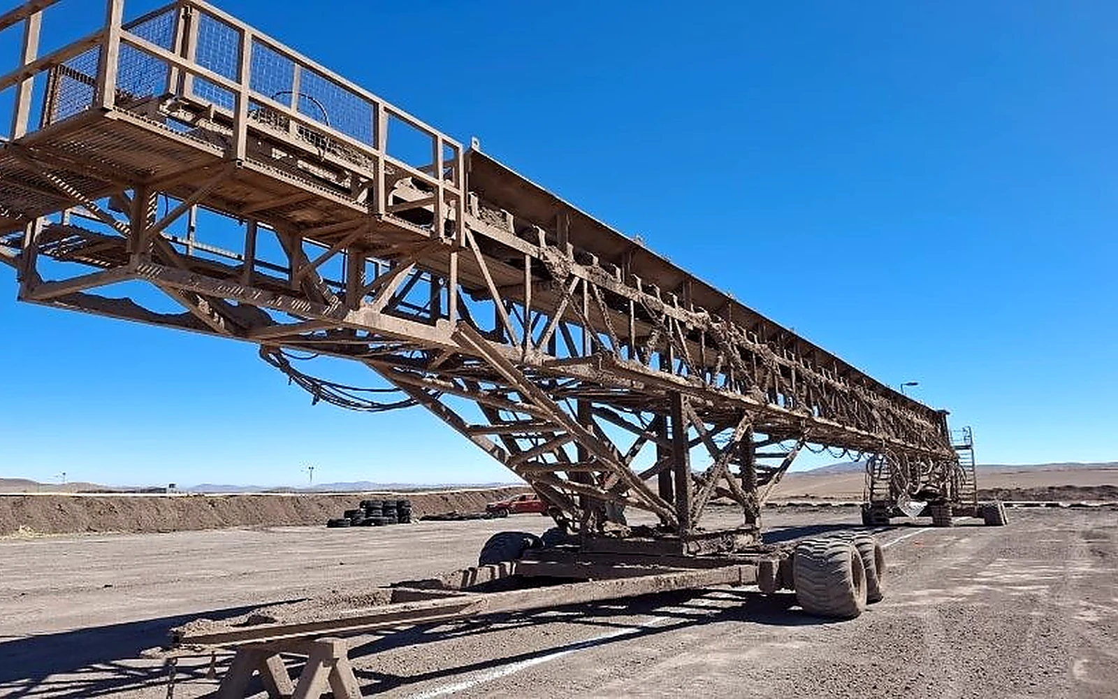 Equipo transportador minero en inspección de terreno